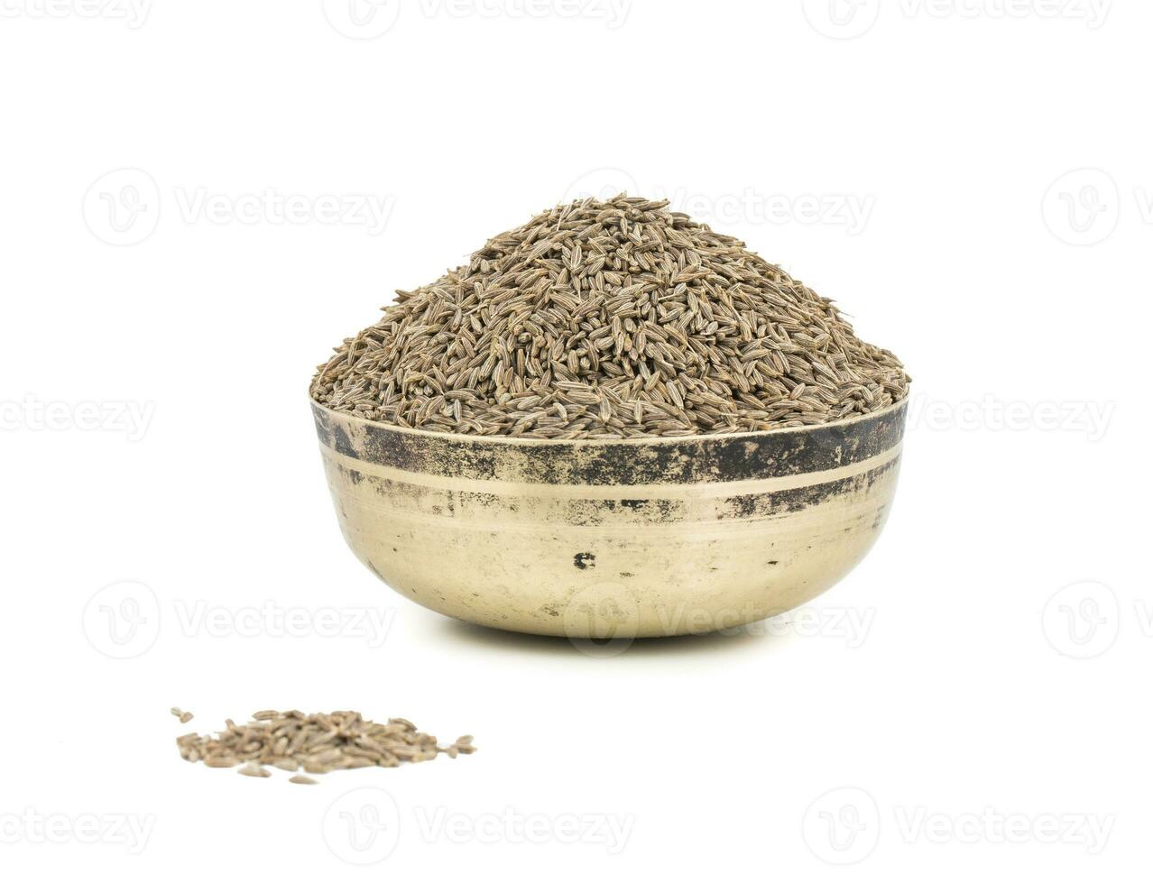 pilha do seco cominho sementes em branco fundo foto