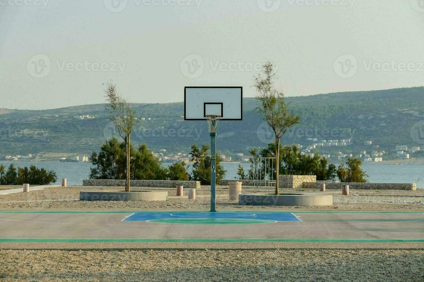 uma basquetebol quadra é conjunto acima em a de praia foto
