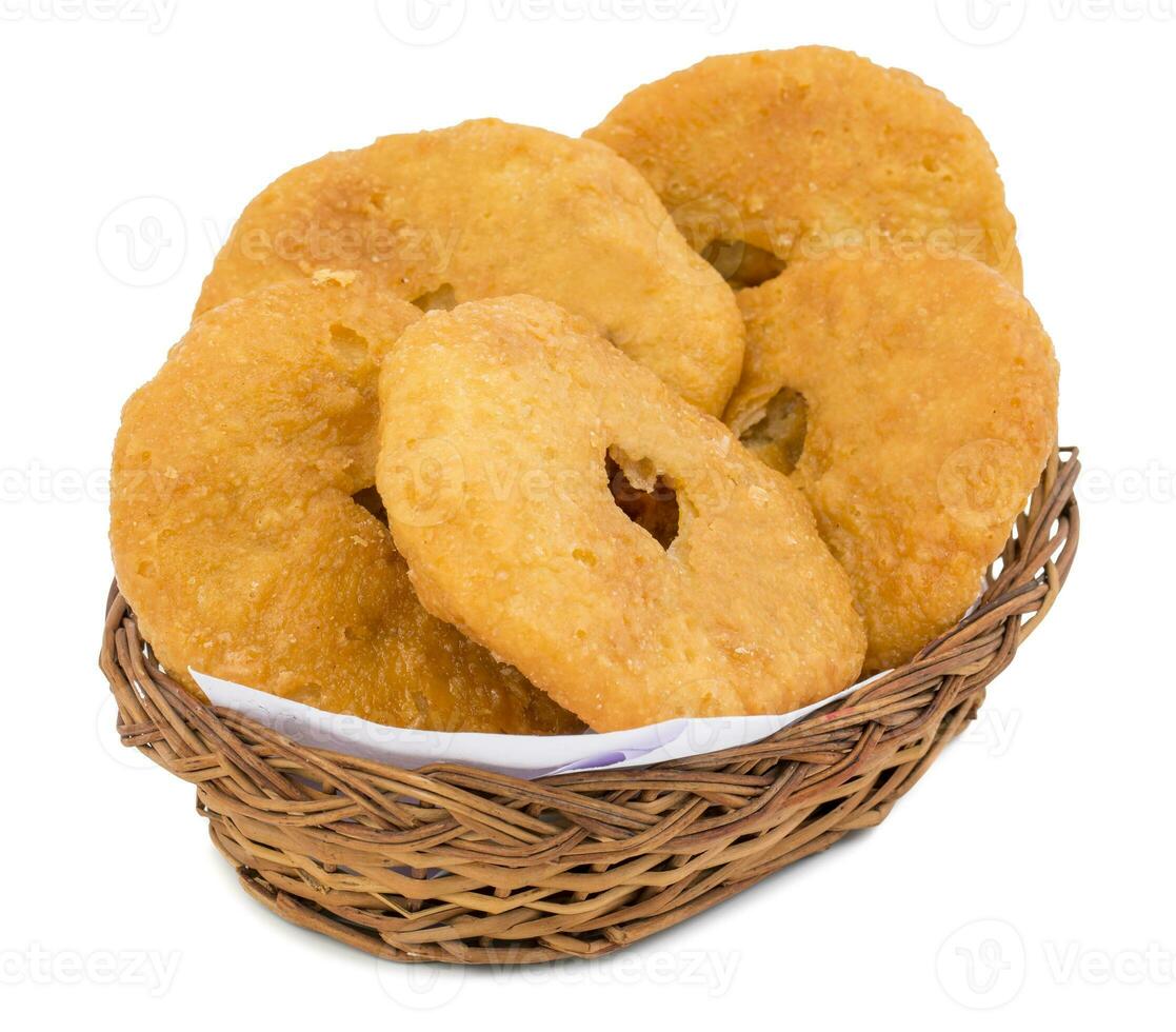 indiano tradicional doce kachori em branco fundo foto