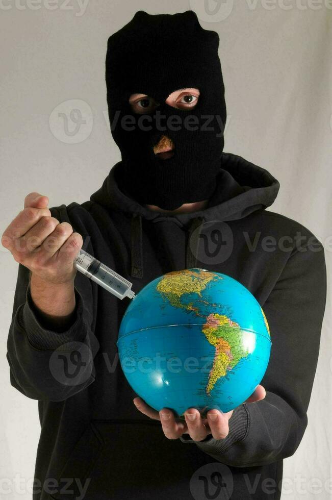 uma homem dentro uma Preto mascarar segurando uma globo foto