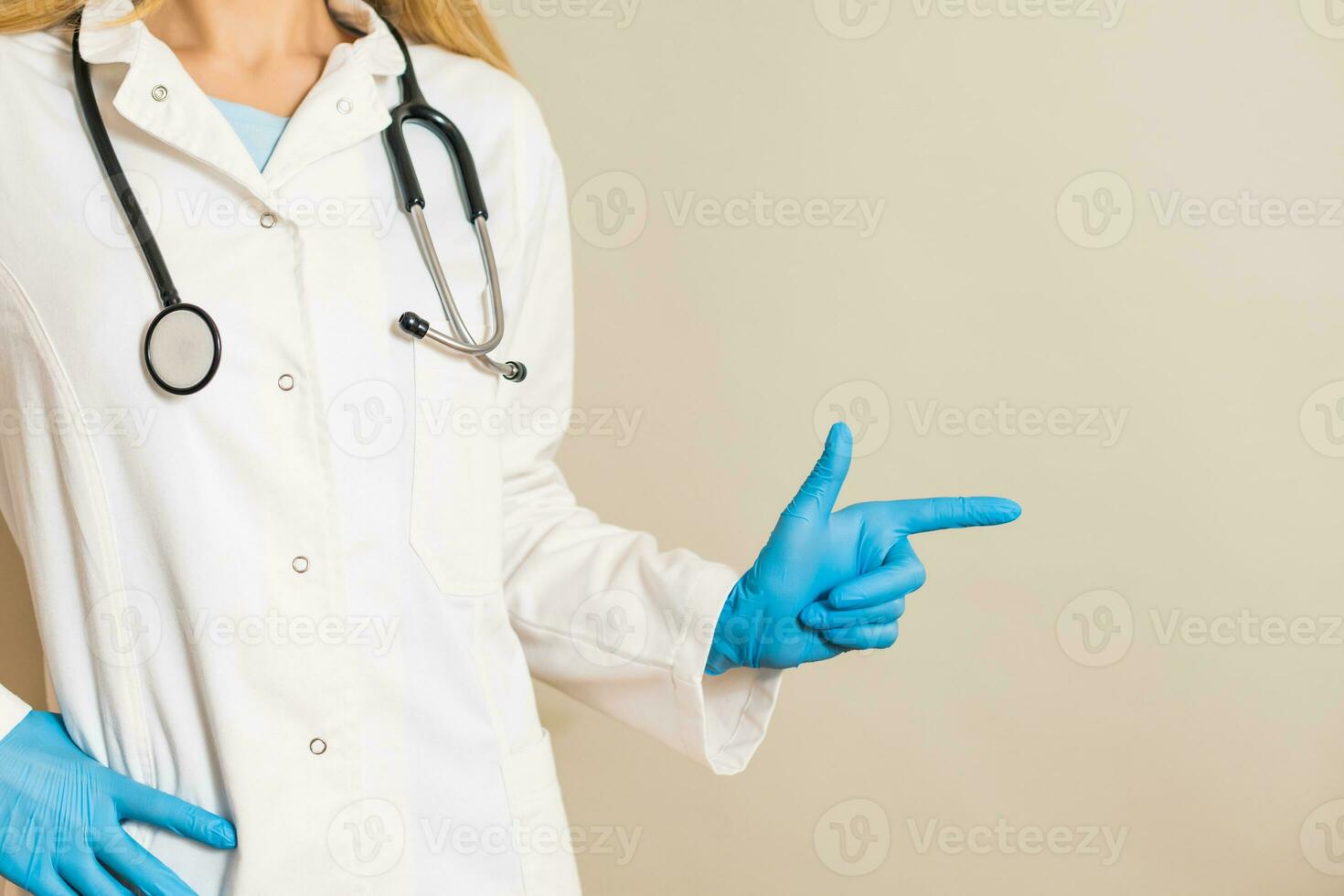 imagem do fêmea médico apontando . foto