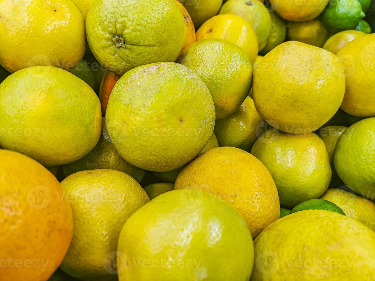 laranjas suculentas no supermercado foto