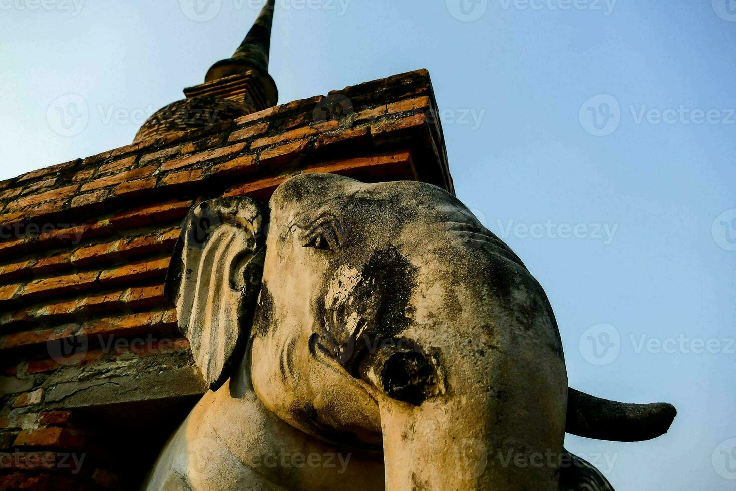 a elefante estátua é mostrando dentro frente do uma tijolo construção foto