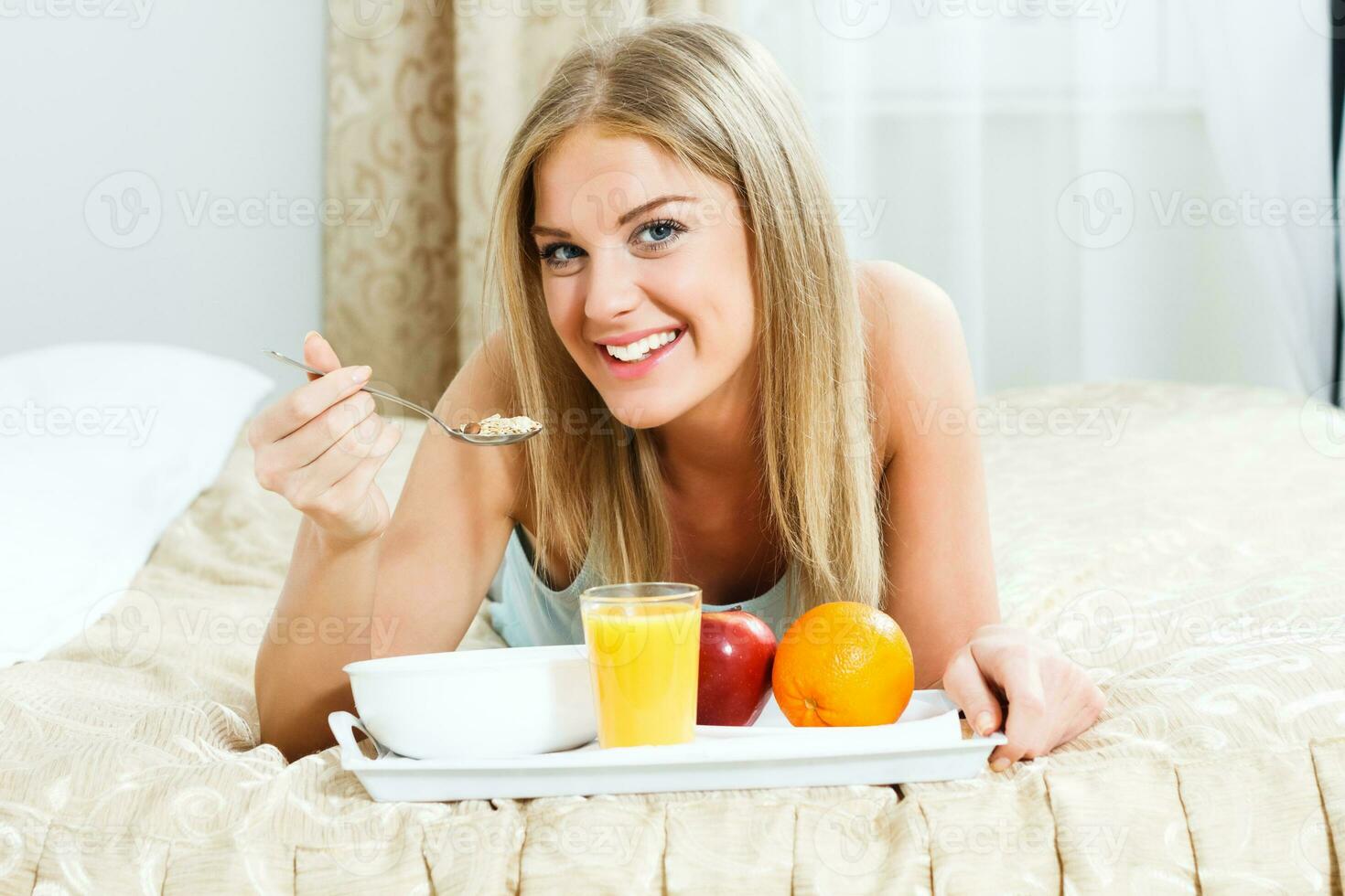 mulher tendo saudável café da manhã foto
