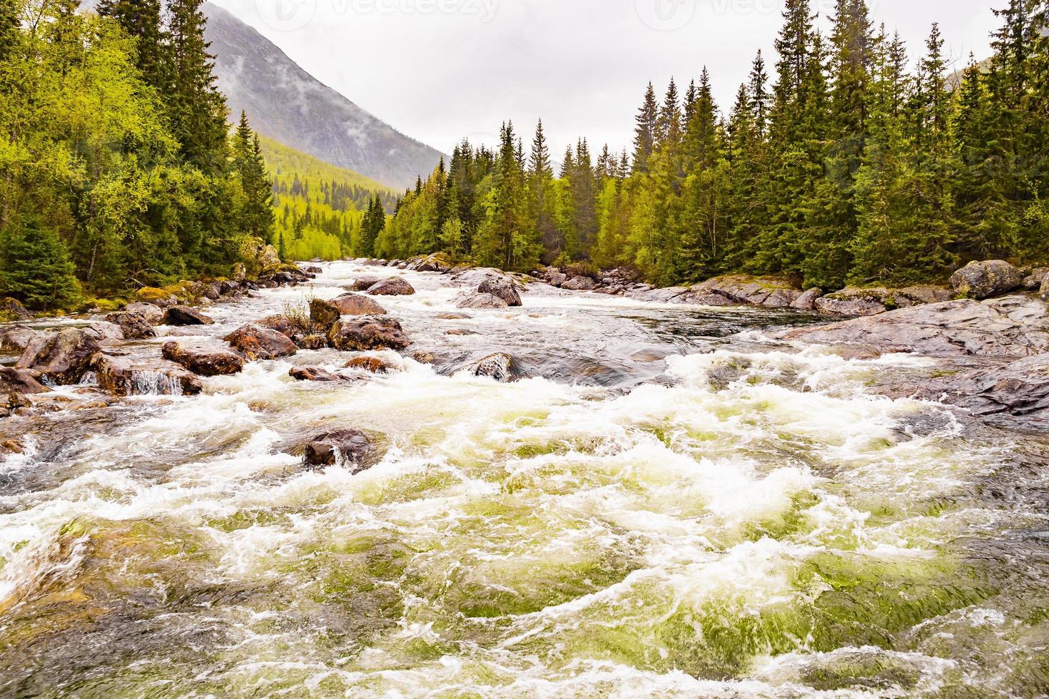rio de fluxo rápido nas cachoeiras rjukandefossen, hemsedal, noruega foto