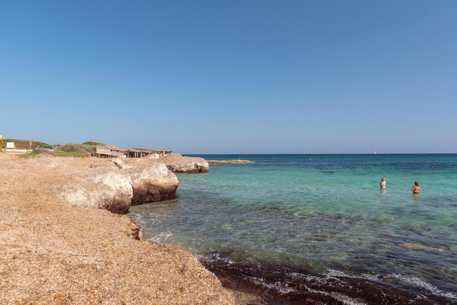 pessoas na praia de migjorn em formentera na espanha em tempos de covid 19 foto