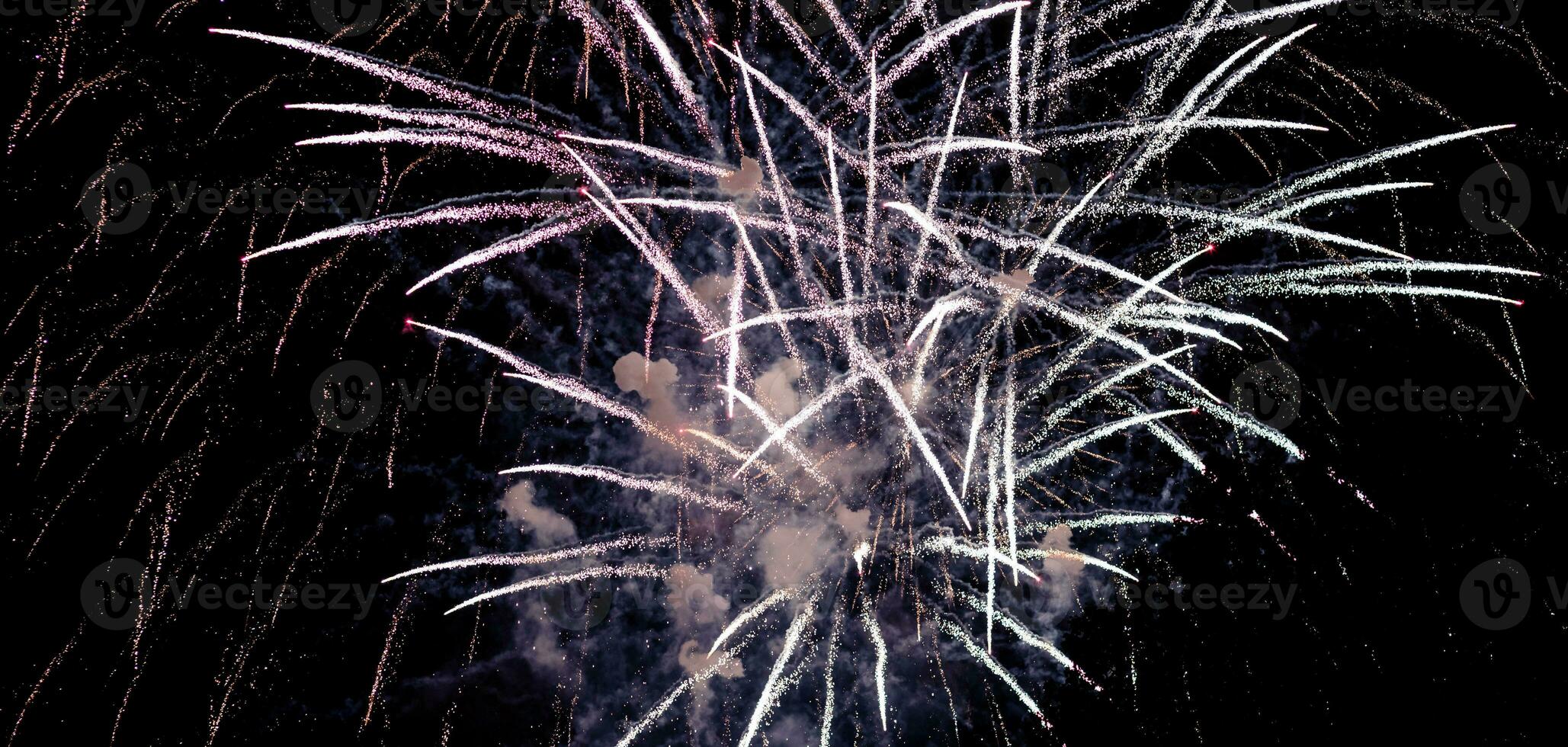 brilhante fogos de artifício em Preto fundo foto