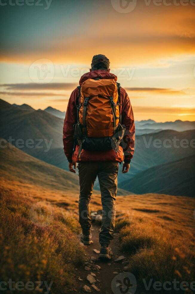 ai gerado caminhante com mochila caminhada dentro a montanhas às pôr do sol. viagem e aventura conceito, ai generativo. foto