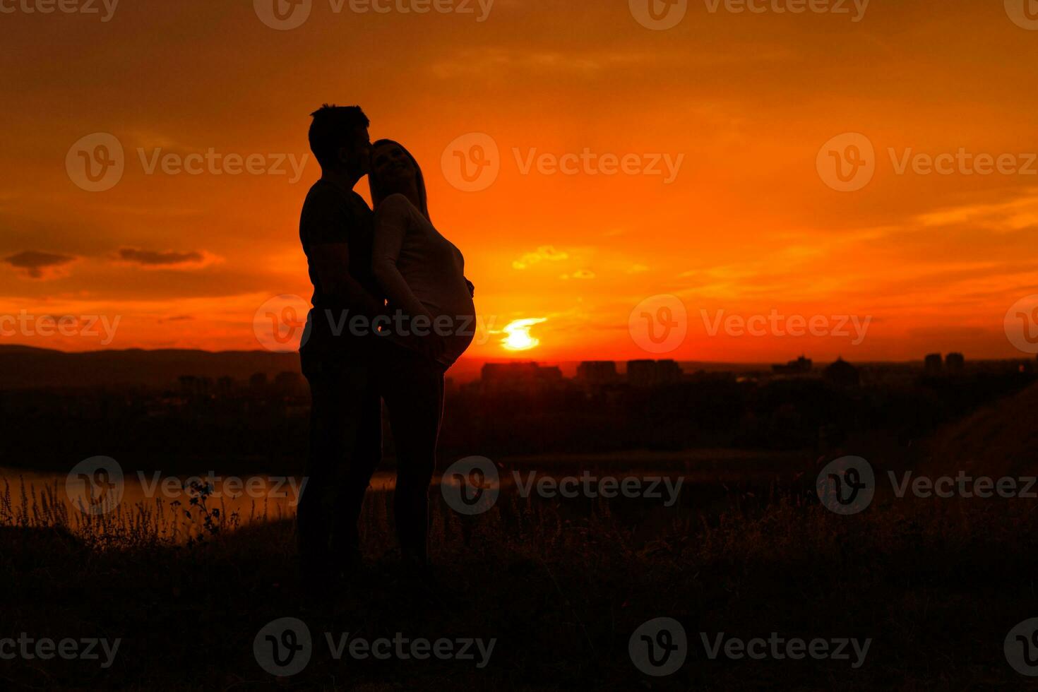 silhuetas do marido e grávida esposa apreciar gastos Tempo juntos ao ar livre.toned imagem. foto