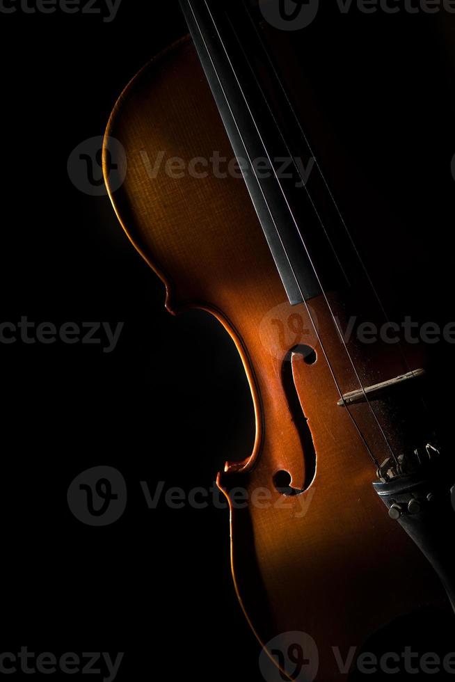 violino em um fundo preto em luz oblíqua de um lado foto