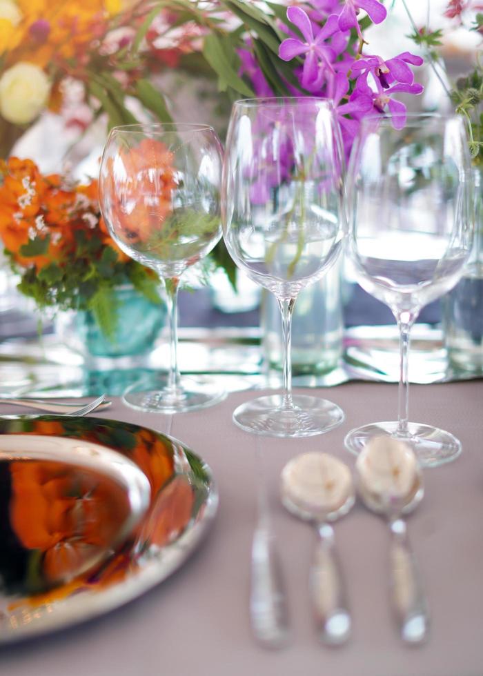 configuração de mesa para um evento de casamento ou jantar, com flores foto