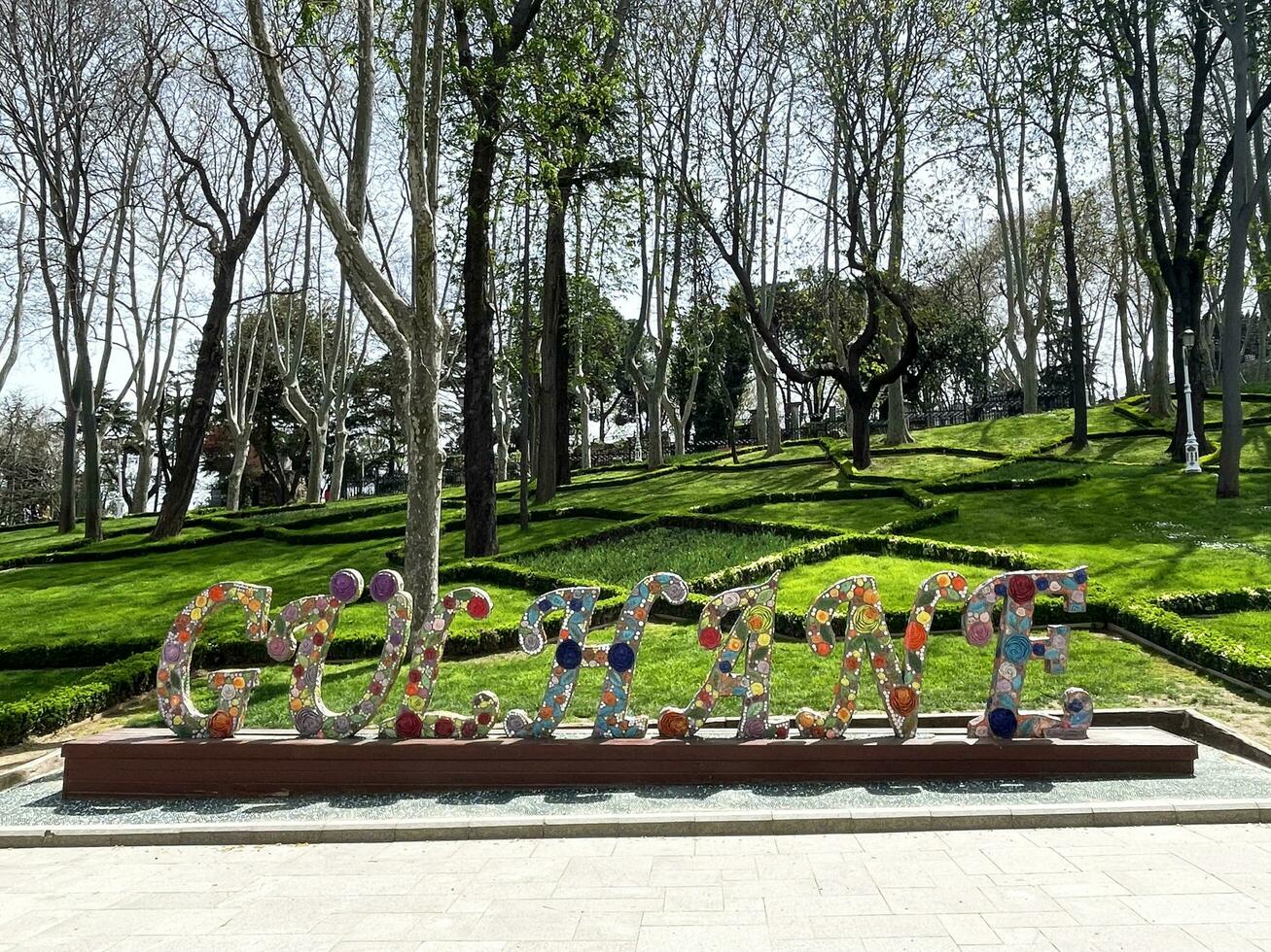 15 do abril 2023 - Istambul, Peru - gulhane inscrição a partir de flores dentro a gulhane parque foto