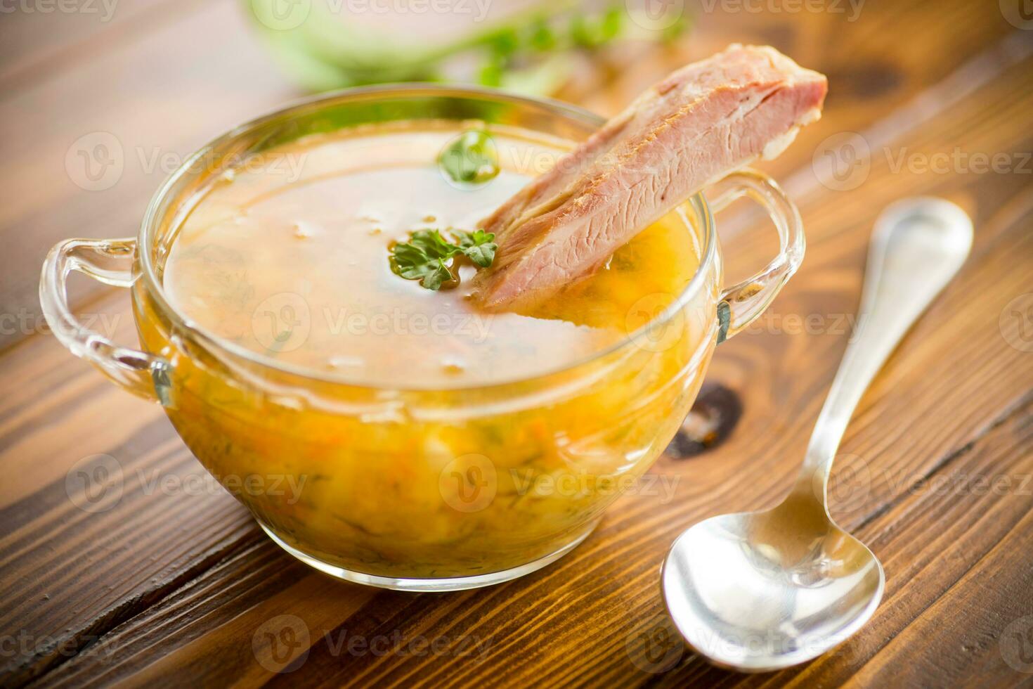 cozinhou ervilha sopa com costelas defumado dentro uma prato foto