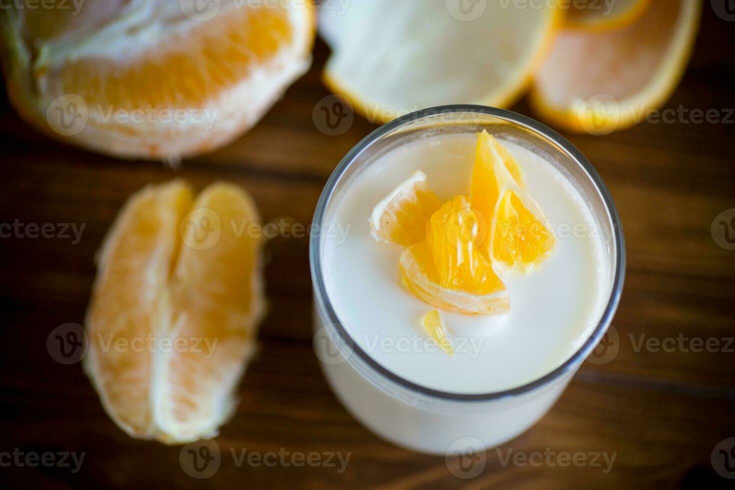 caseiro doce iogurte dentro uma vidro com laranjas foto