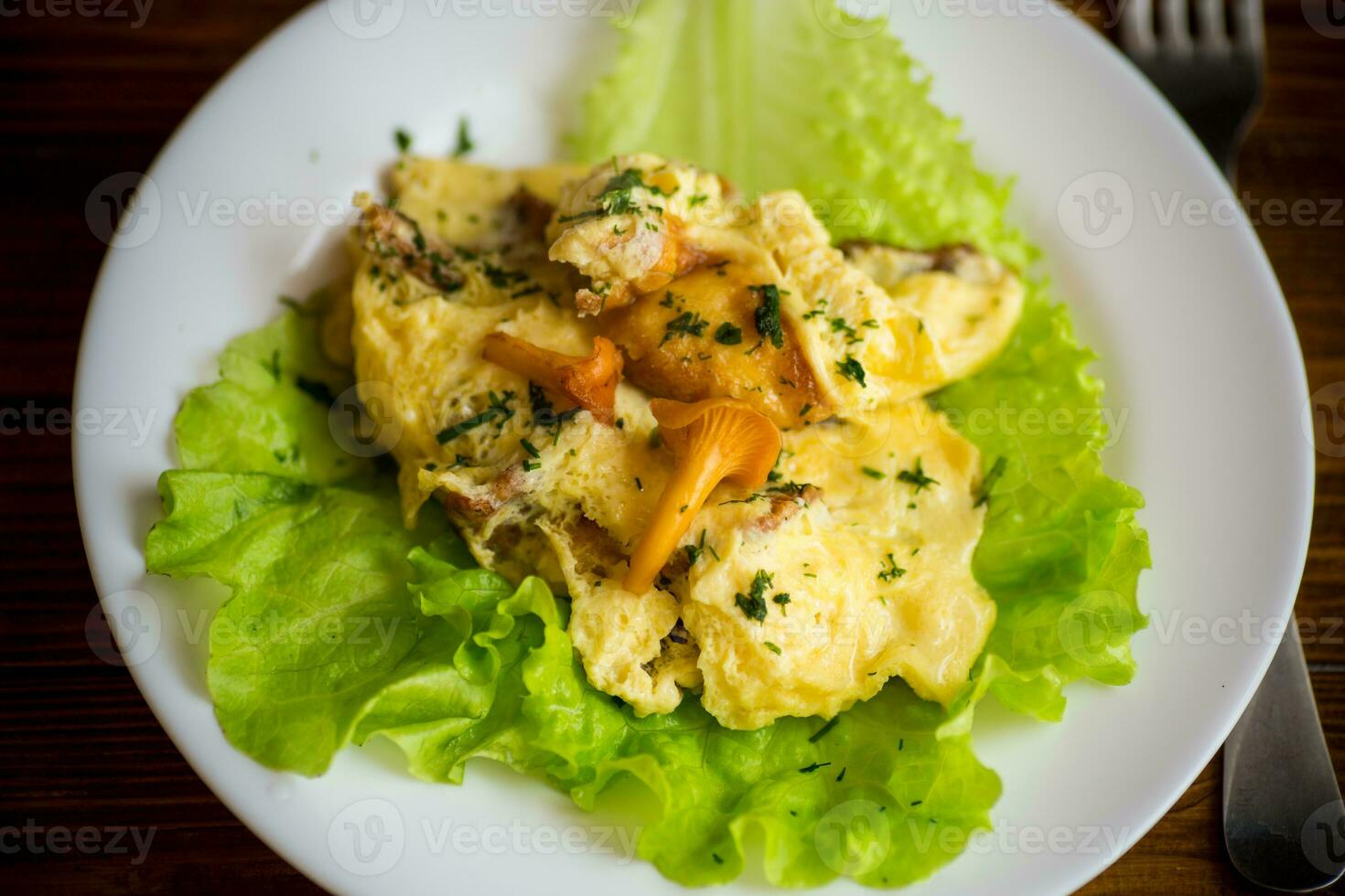 frito omelete com floresta cogumelos chanterelles, em mesa foto