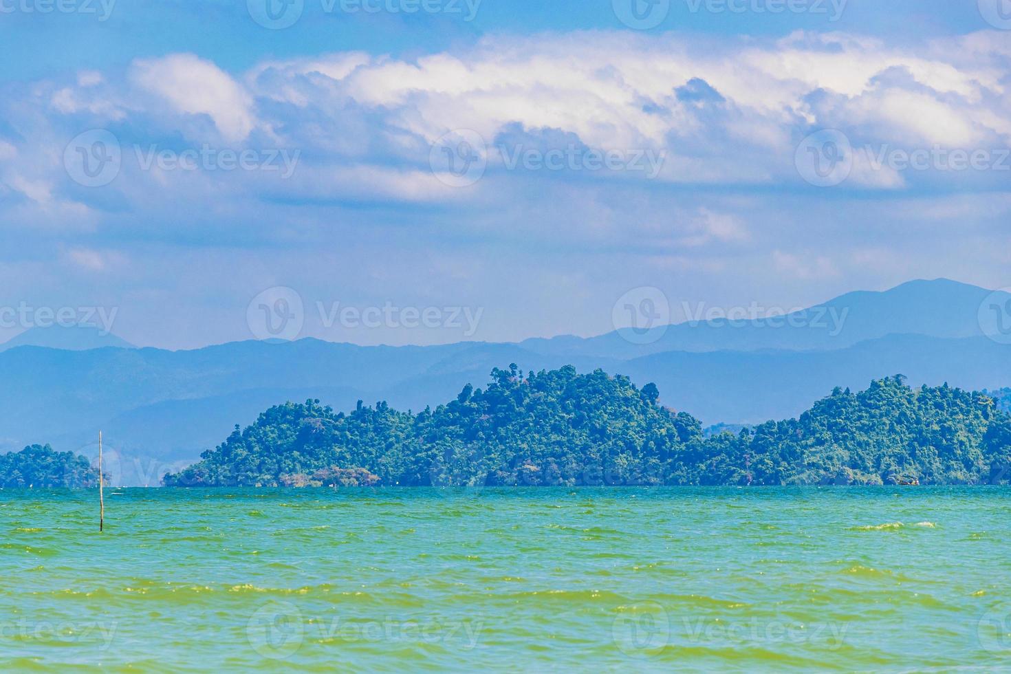 ilha paradisíaca tropical panorama de koh phayam e vista de ko thalu e ranong, na tailândia foto