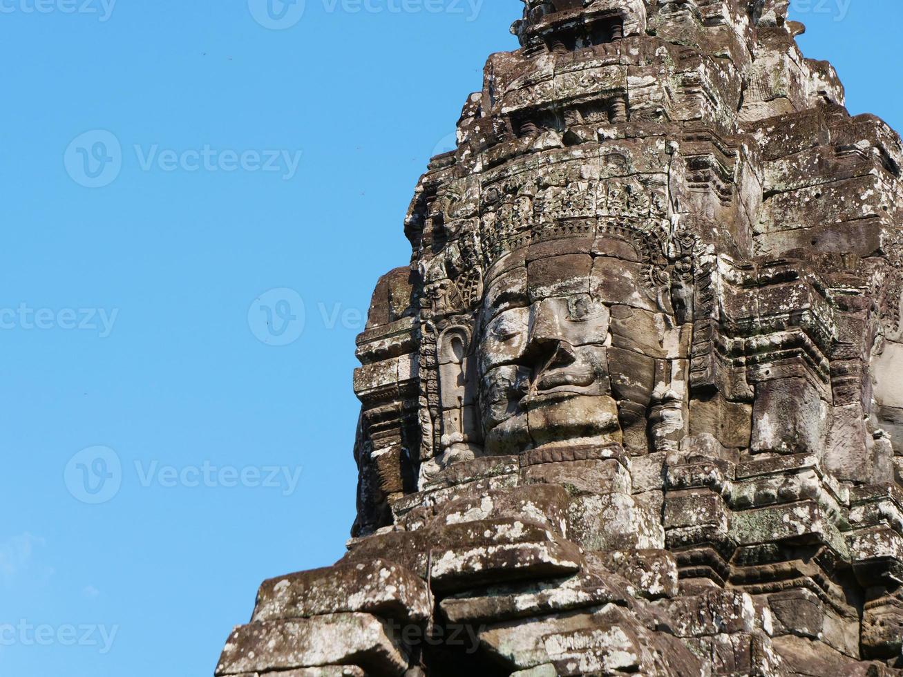 torre de frente no templo bayon, siem reap cambodia foto