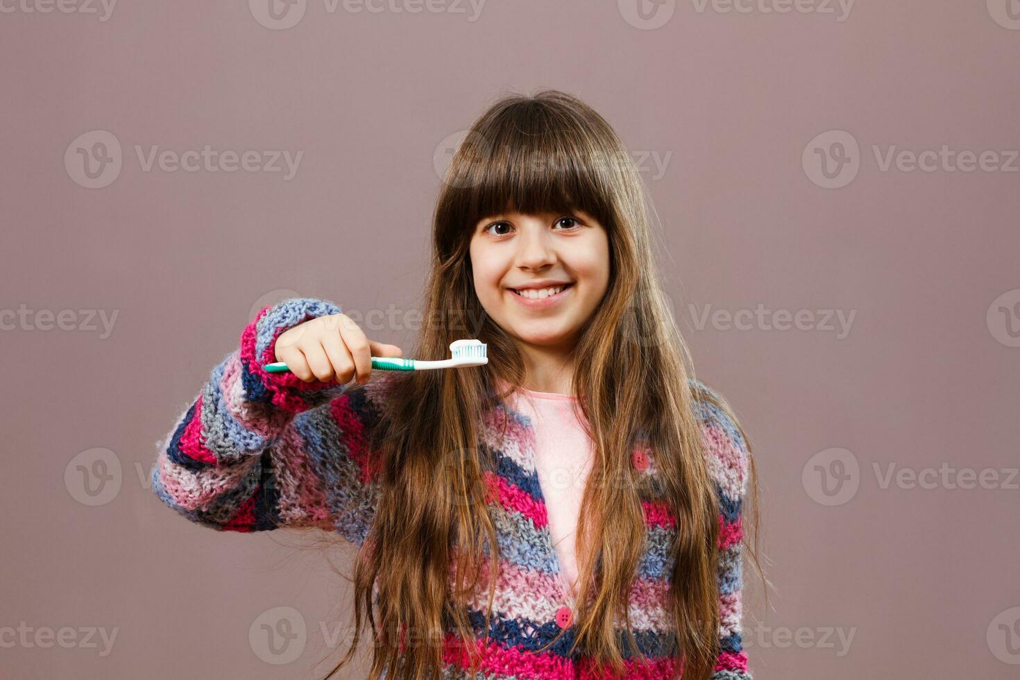 pequeno menina escovar dentes foto