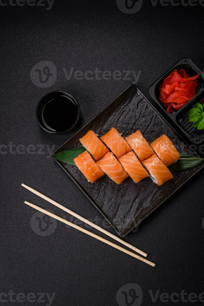 delicioso Filadélfia Sushi lista com salmão, camarão, pepino e creme queijo foto