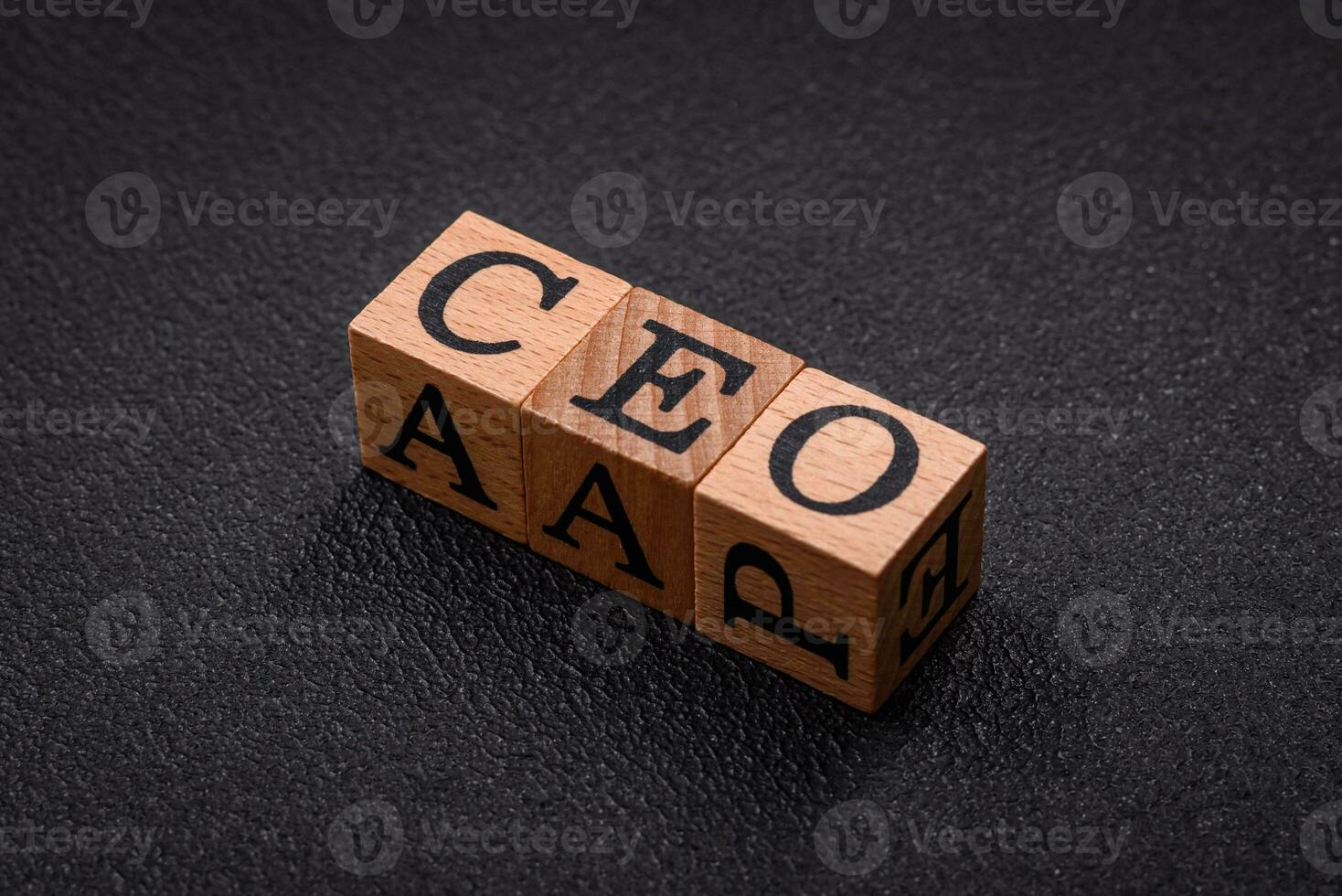 a inscrição CEO dentro de madeira cubos em uma Sombrio concreto fundo foto