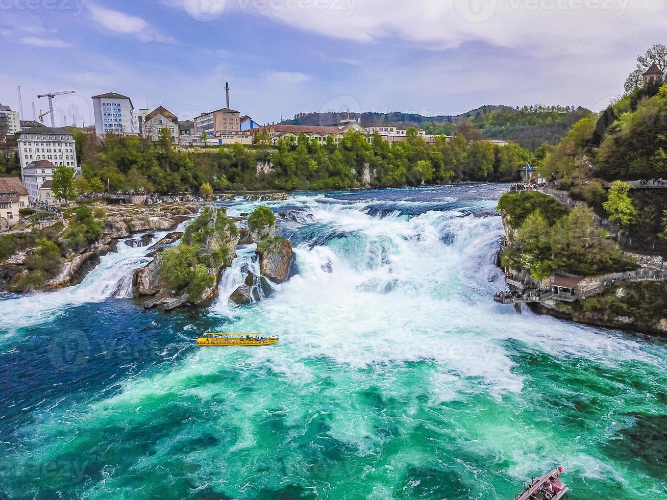 reno cai em neuhausen am rheinfall, suíça foto