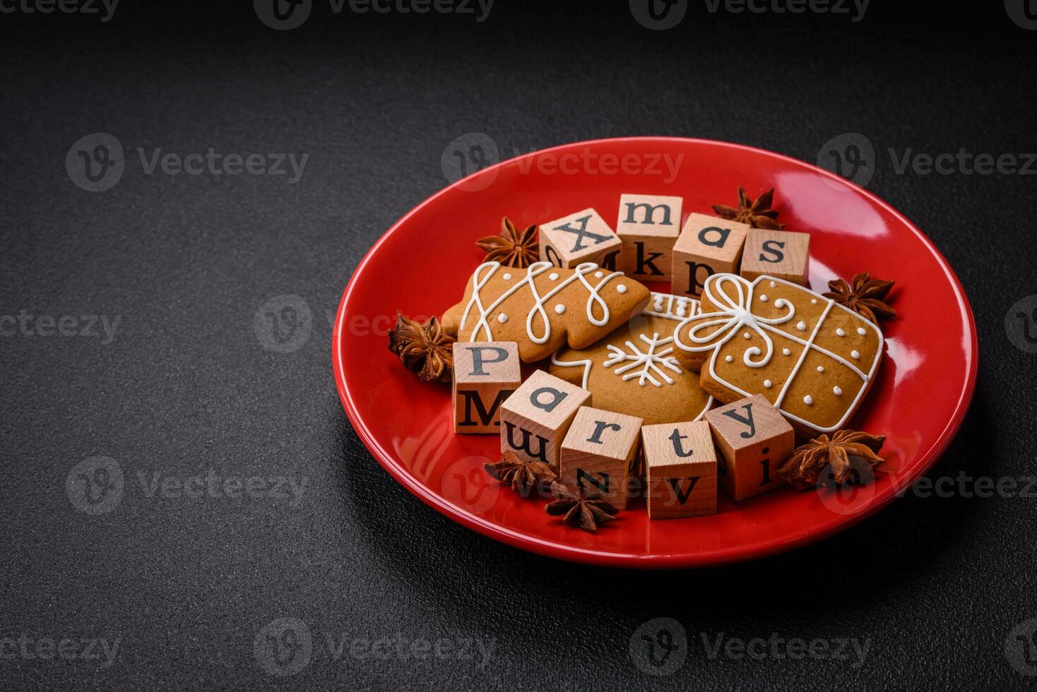 Natal festa inscrição com de madeira cubos em uma Sombrio concreto fundo foto