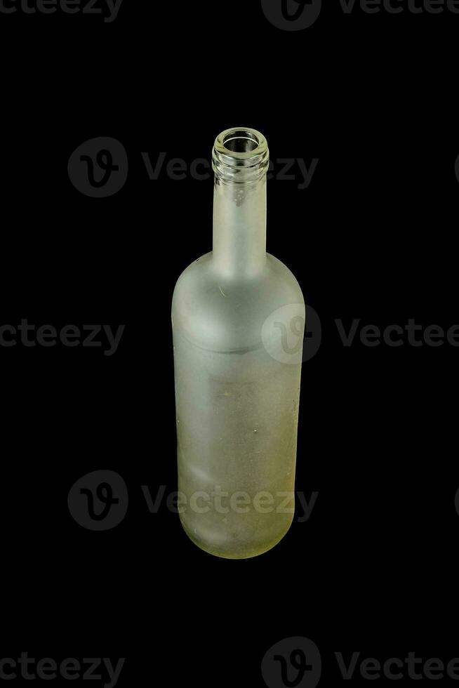 uma vidro garrafa em uma Preto fundo foto