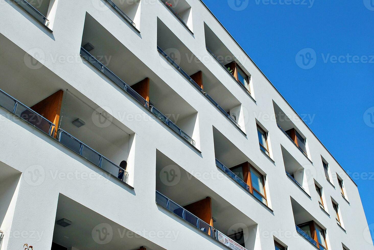 marca Novo apartamento construção em ensolarado dia. moderno residencial arquitetura. moderno muitas famílias apartamento casa. foto