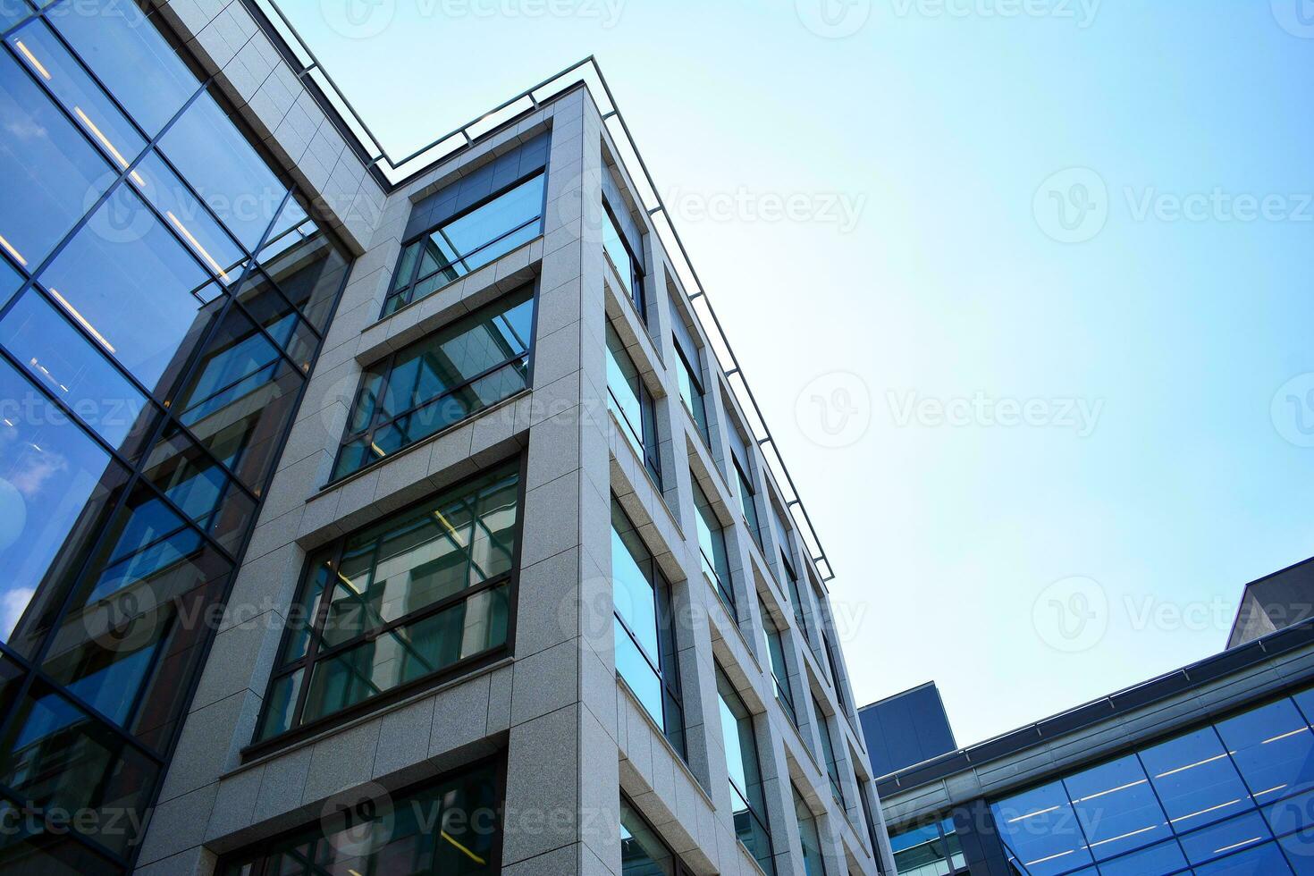 moderno escritório construção dentro a cidade com janelas e aço e alumínio painéis muro. contemporâneo comercial arquitetura, vertical convergindo geométrico linhas. foto