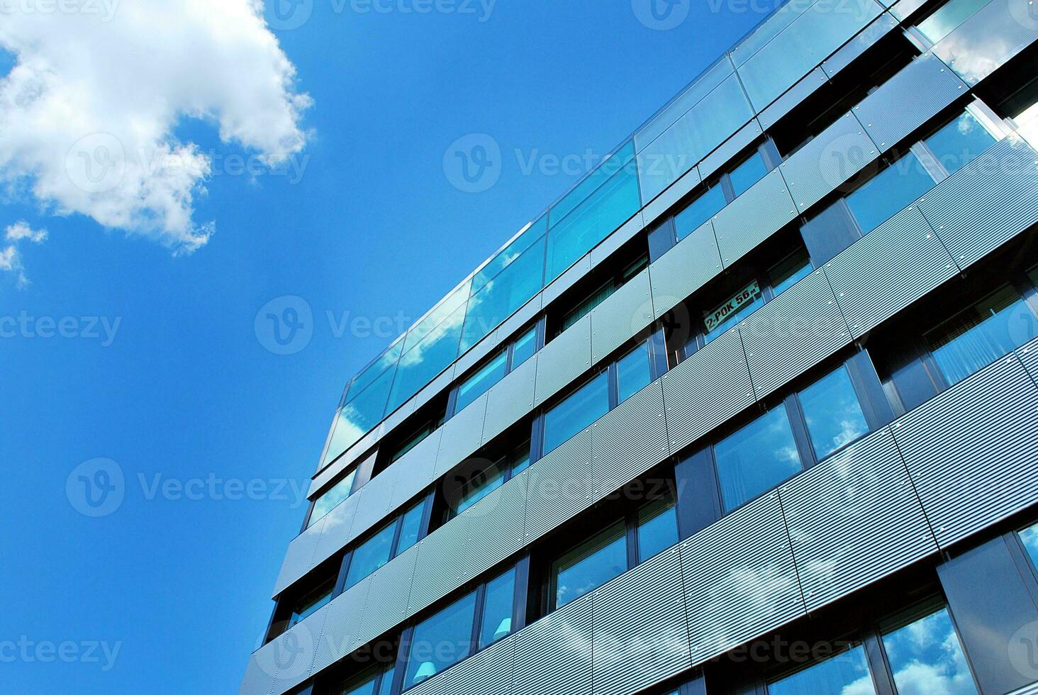 marca Novo apartamento construção em ensolarado dia. moderno residencial arquitetura. moderno muitas famílias apartamento casa. foto