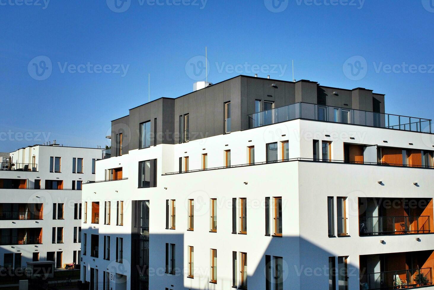 marca Novo apartamento construção em ensolarado dia. moderno residencial arquitetura. moderno muitas famílias apartamento casa. foto