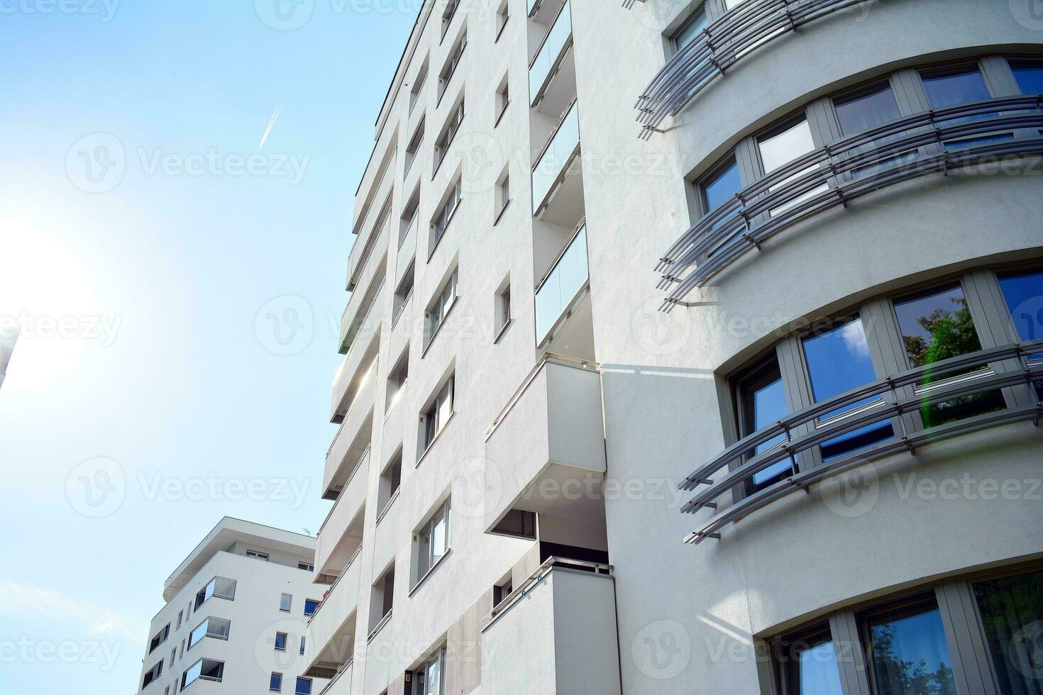 marca Novo apartamento construção em ensolarado dia. moderno residencial arquitetura. moderno muitas famílias apartamento casa. foto