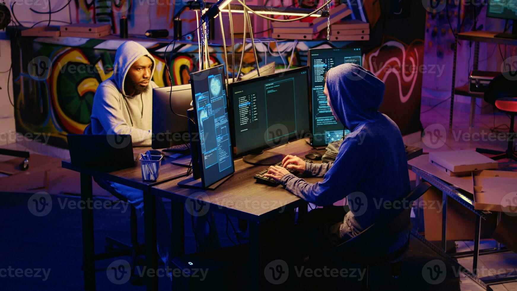 hackers correndo para sair subterrâneo base depois de audição polícia sirenes enquanto piratear Programas. Vampiro programadores corrida para fuga lei execução chegando para prender eles para rachaduras videogames foto