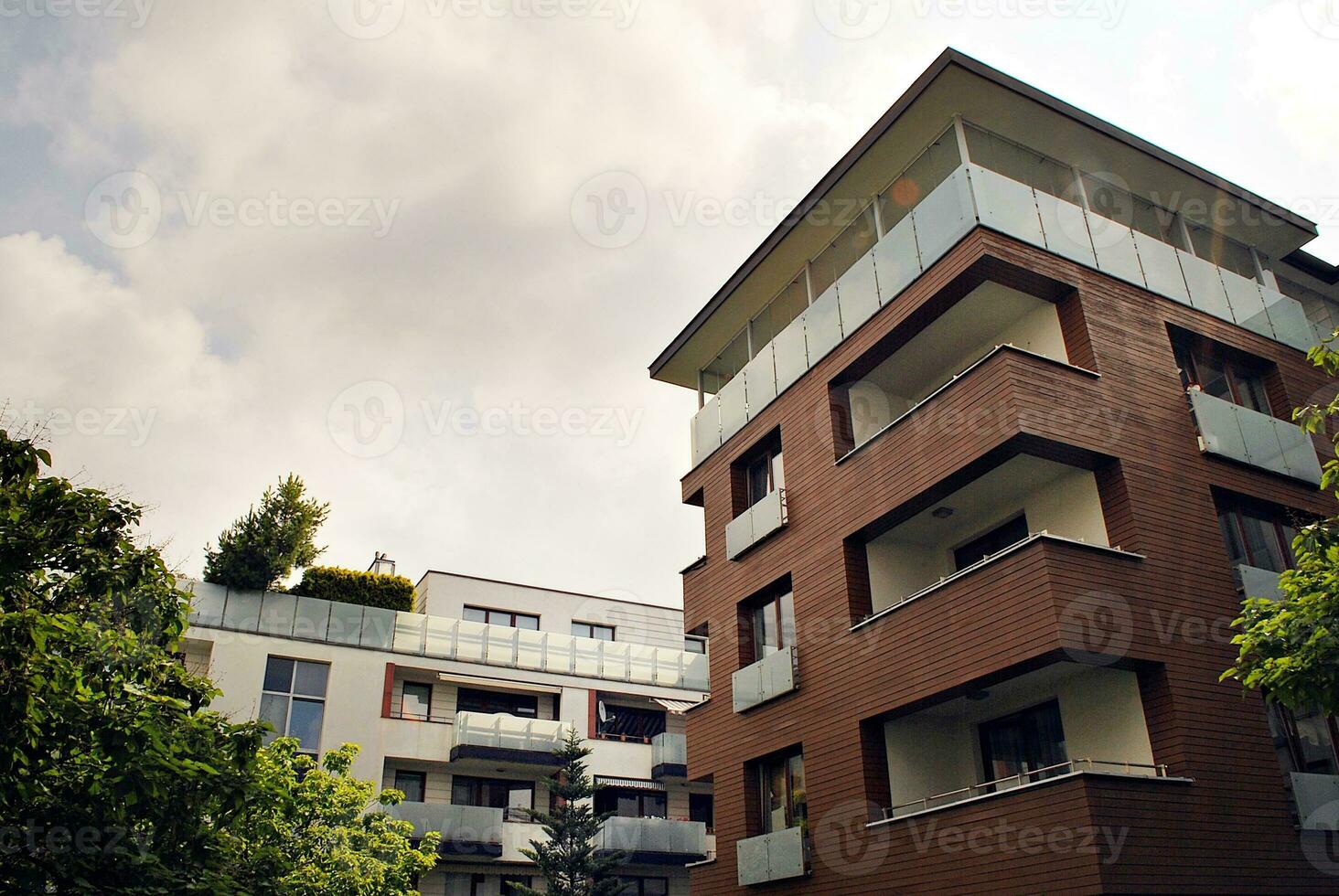 moderno apartamento construção dentro ensolarado dia. exterior, residencial casa fachada. foto