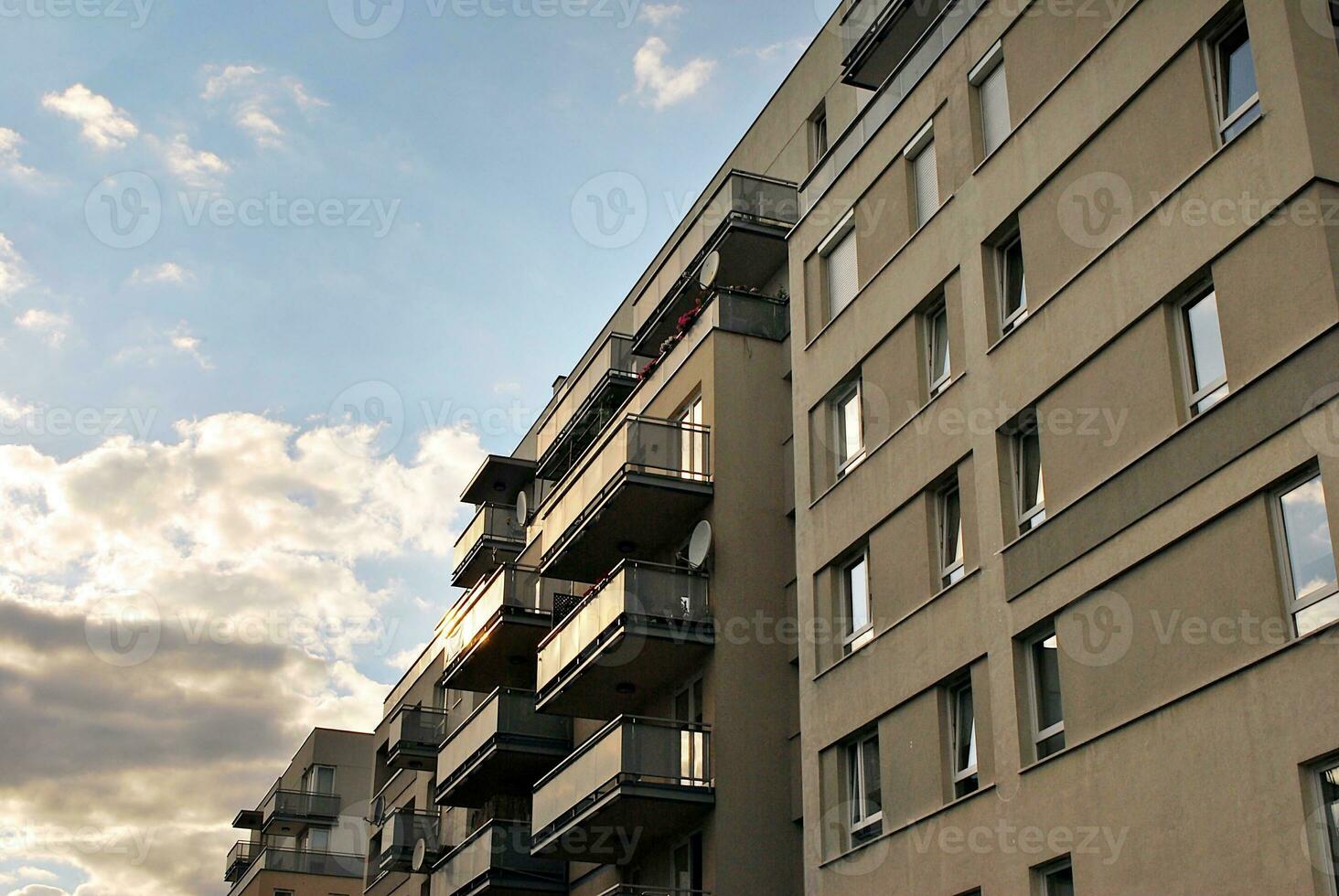 moderno apartamento construção dentro ensolarado dia. exterior, residencial casa fachada. foto