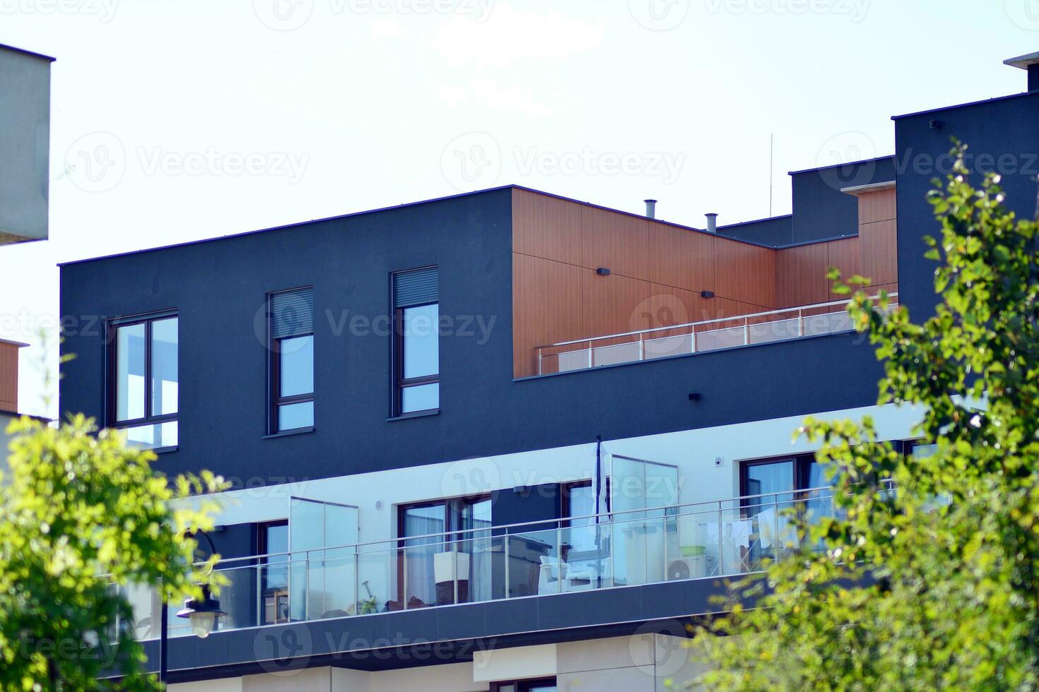novo prédio de apartamentos com varandas de vidro. casas de arquitetura moderna à beira-mar. grandes envidraçados na fachada do edifício. foto