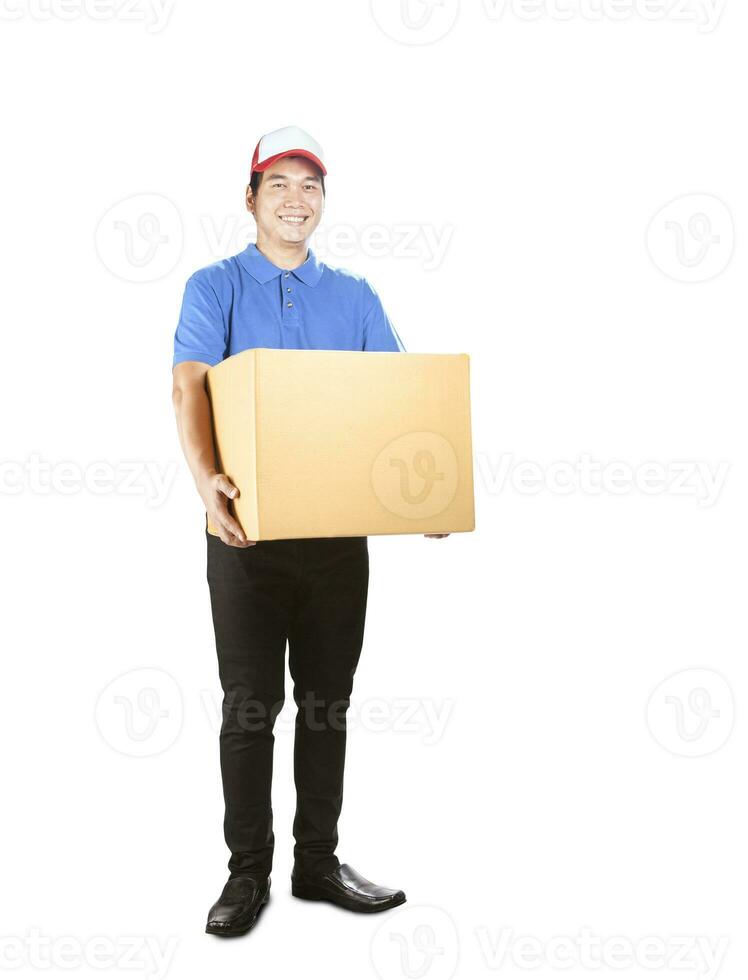 Entrega homem segurando papel recipiente caixa em pé com sorridente face isolar branco fundo foto