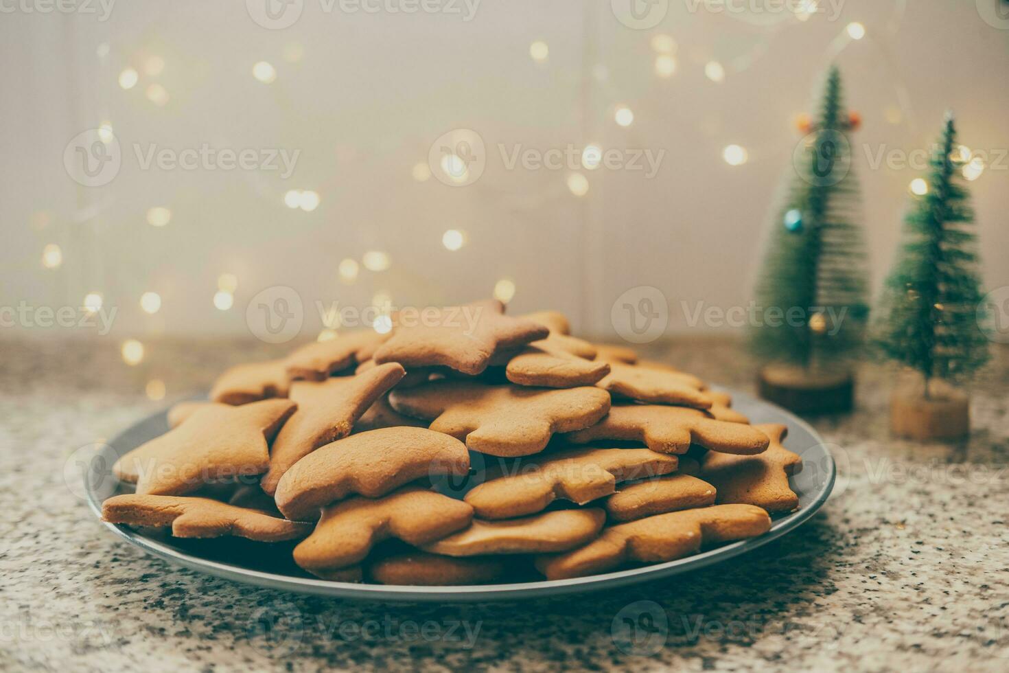 esses gengibre biscoitos, com seus irresistível aroma e festivo apresentação foto