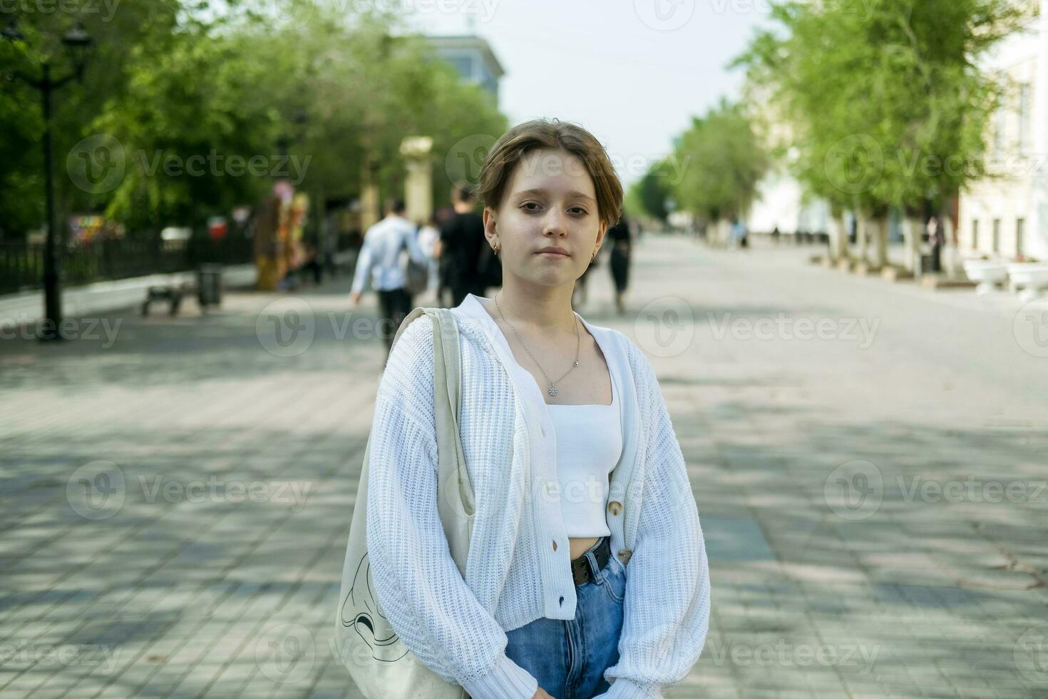 cara nova e feroz, uma jovem ruiva com chique curto corte de cabelo carrinhos Fora dentro uma espontâneo retrato foto