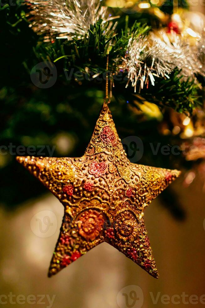 ouro Estrela em Natal árvore, decoração e ornamento, celebração espírito foto