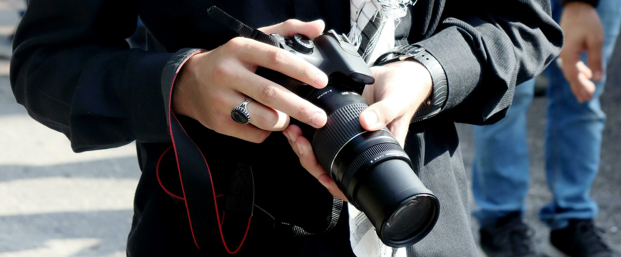 pressione Câmera é dentro a mãos do a fotógrafo foto