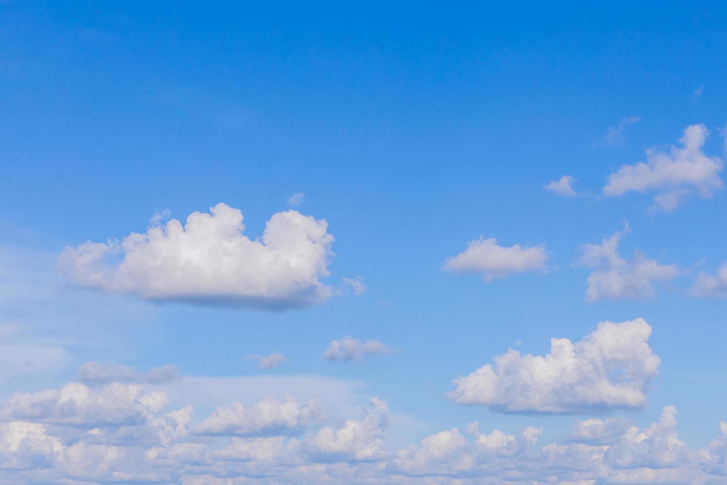 fundo de céu azul com nuvens foto