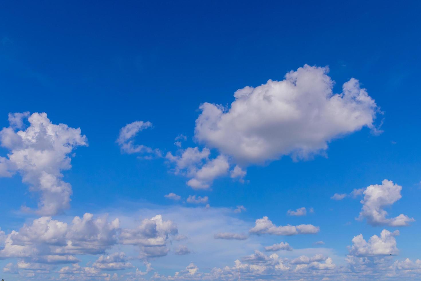 fundo de céu azul com nuvens foto