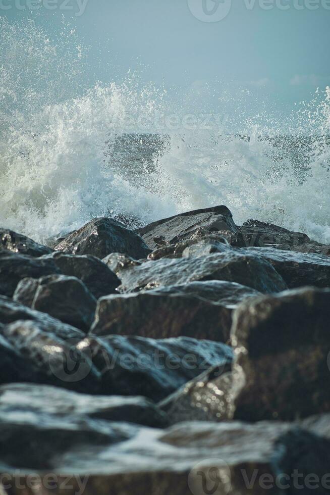 ondas e spray às a costa do Dinamarca foto