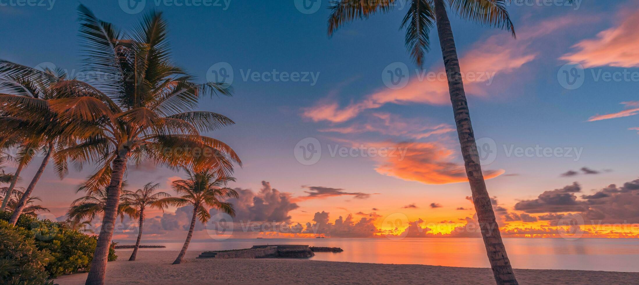 panorama do paraíso tropical ilha praia, nascer do sol pôr do sol visualizar. exótico cenário, Palma árvores, suave areia e calma mar. verão de praia paisagem, período de férias ou tropical viagem pôr do sol cores nuvens horizonte foto