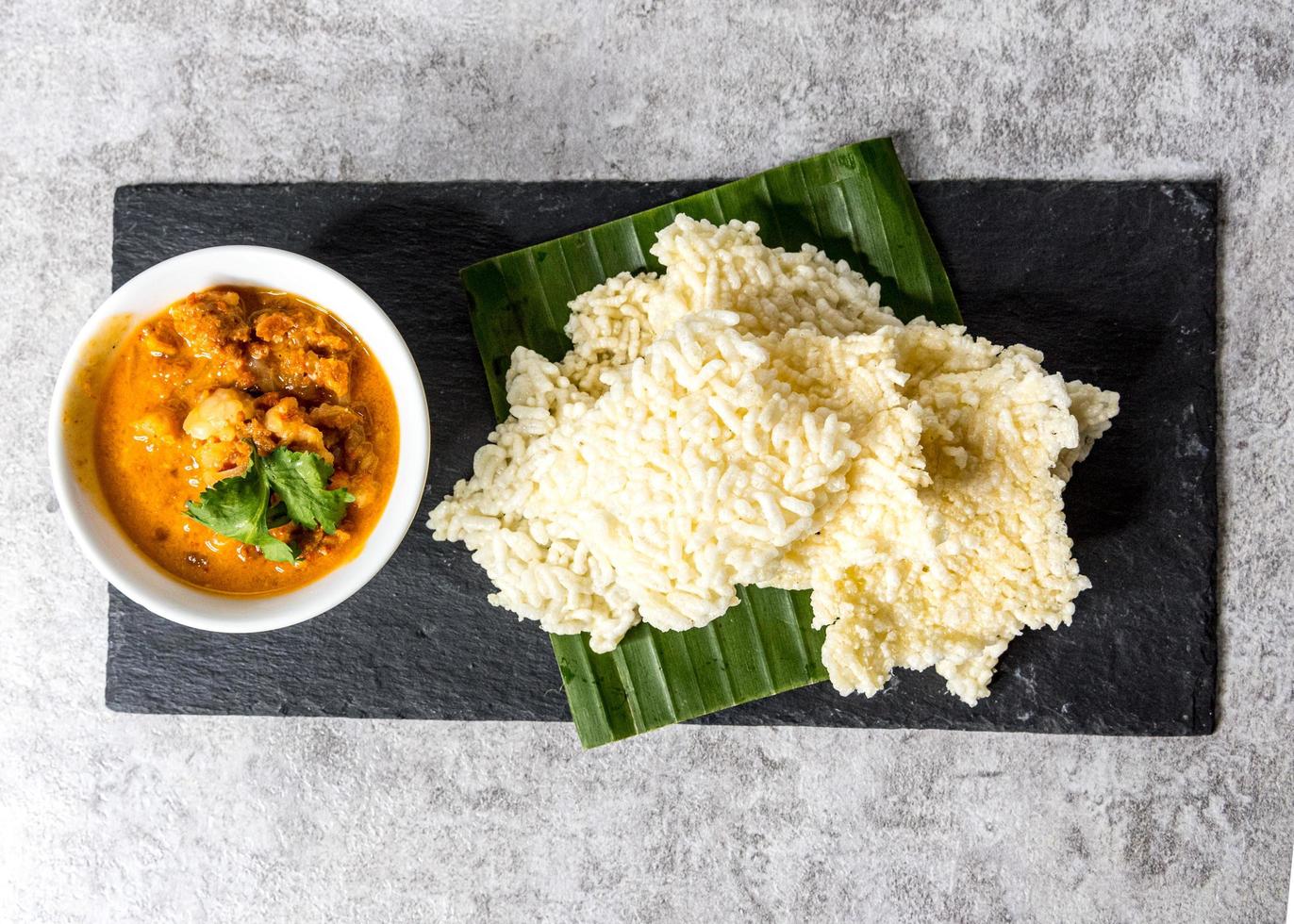 Bolinhos de arroz crocantes servidos com molho de porco, comida tailandesa kao tung na tang foto
