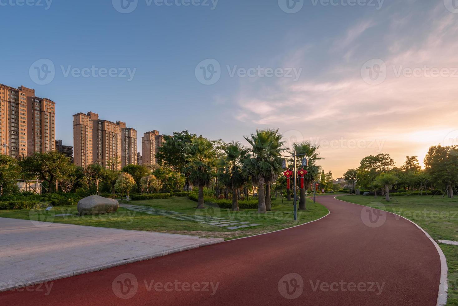 pista de caminhada vermelha no parque da cidade foto