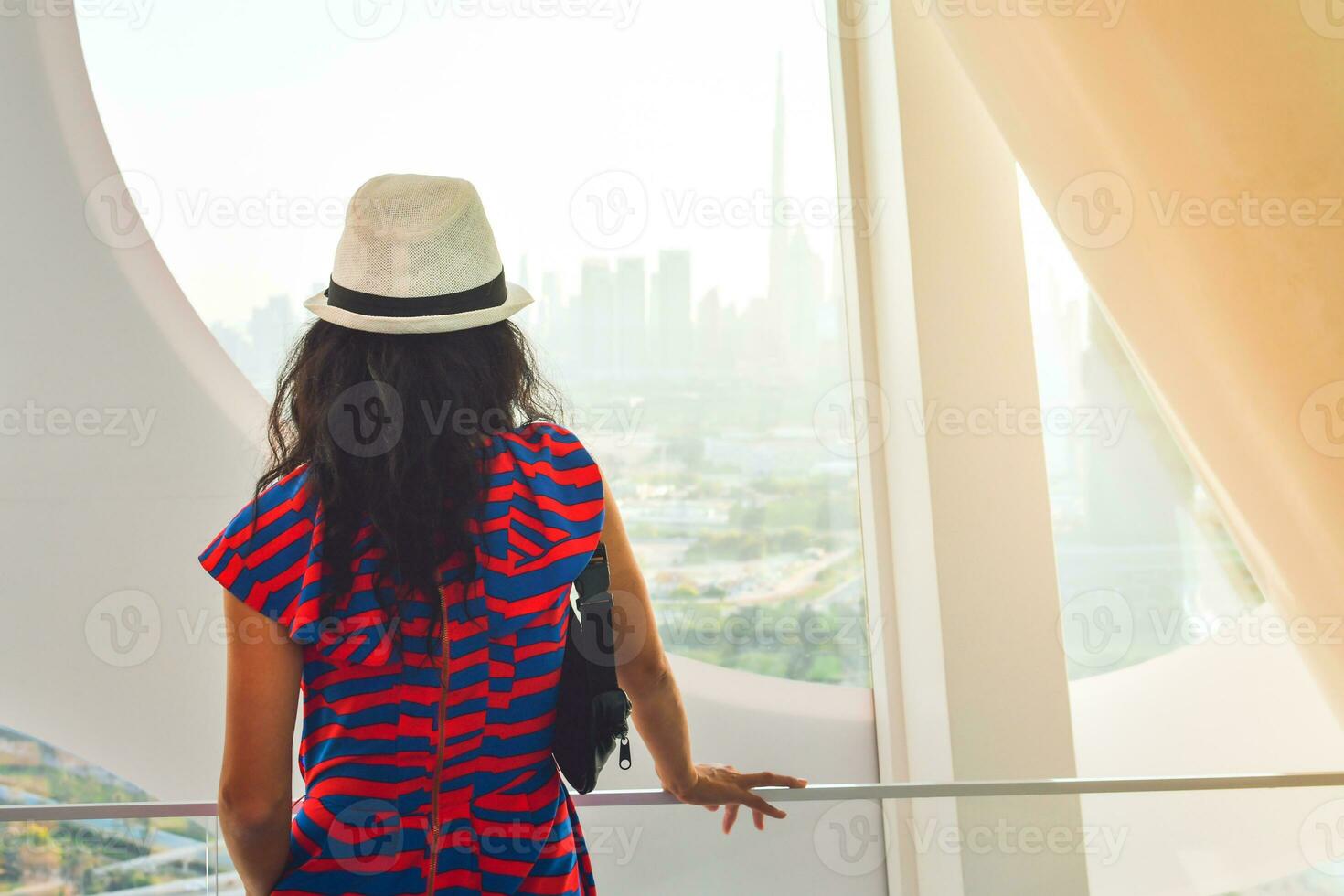 dubai, uae, 2022 - caucasiano turista dentro famoso quadro, Armação ponto de referência apreciar panorama do cidade Horizonte. Visita eua feriado viagem destinos passeios turísticos dentro dubai conceito foto