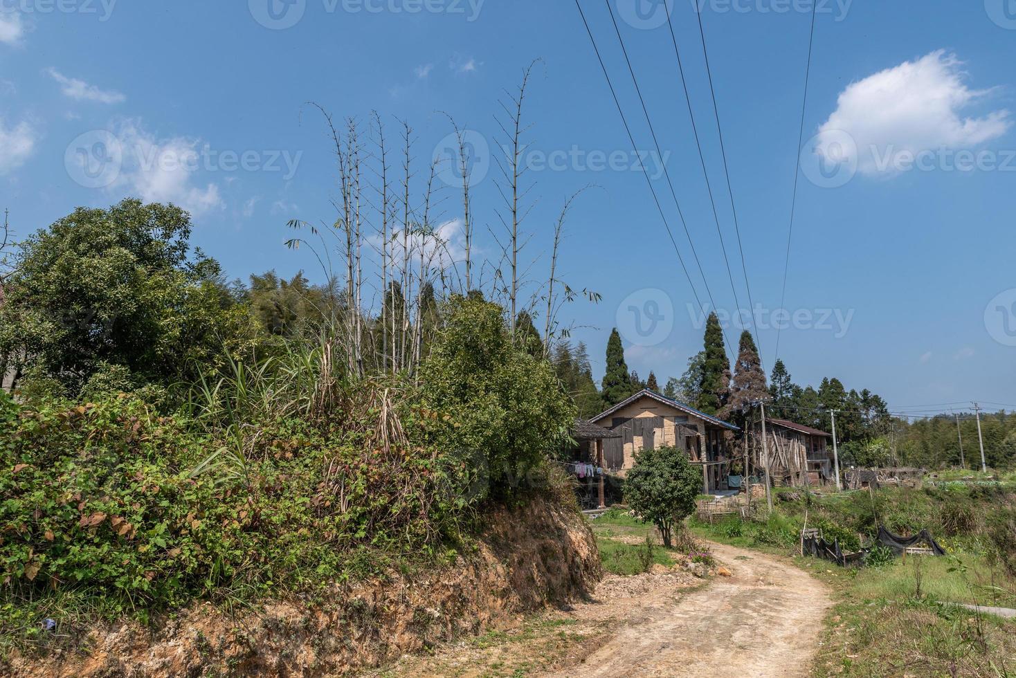 casas velhas e estradas no campo foto