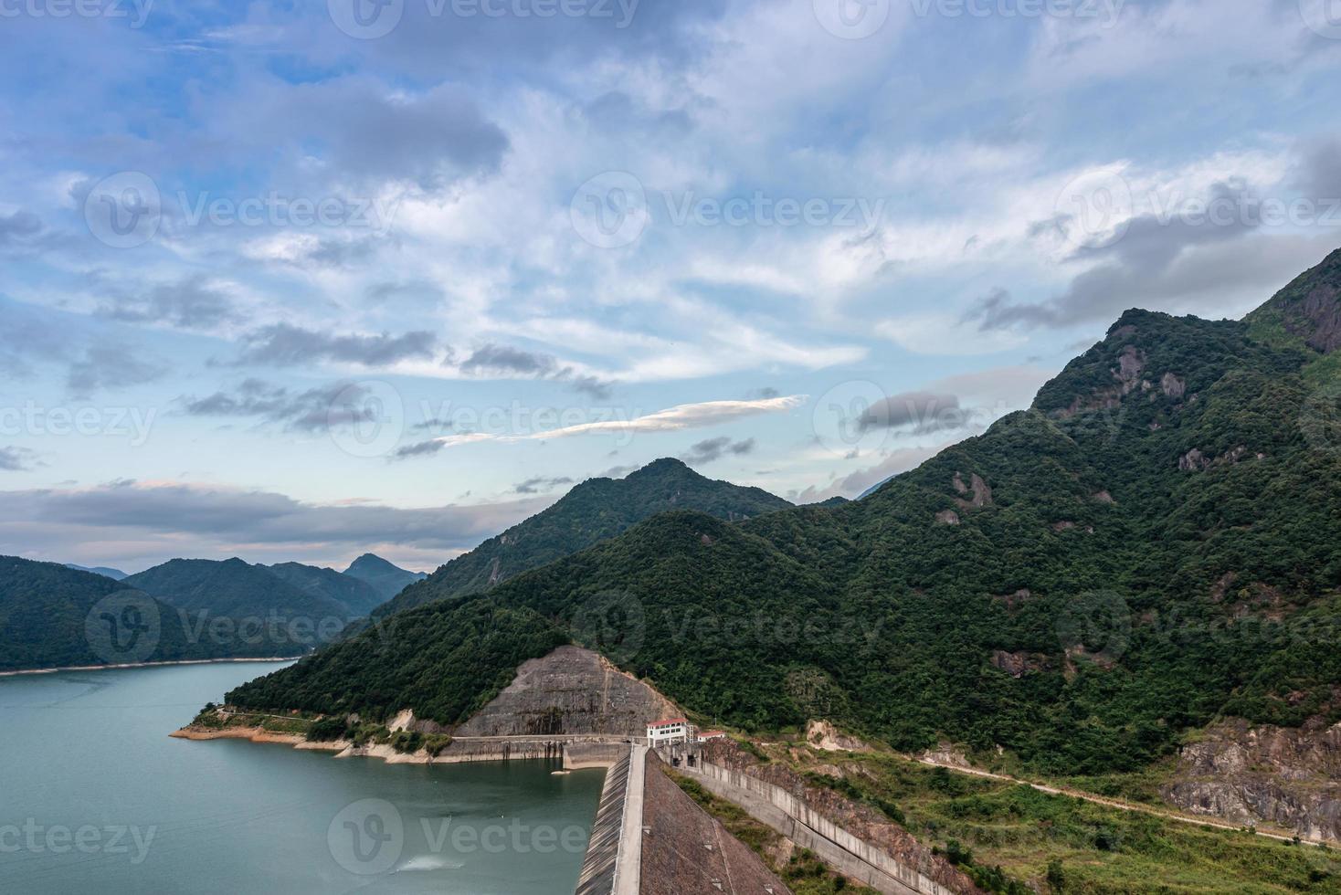 o reservatório na montanha em um dia ensolarado tem céu azul e água clara foto